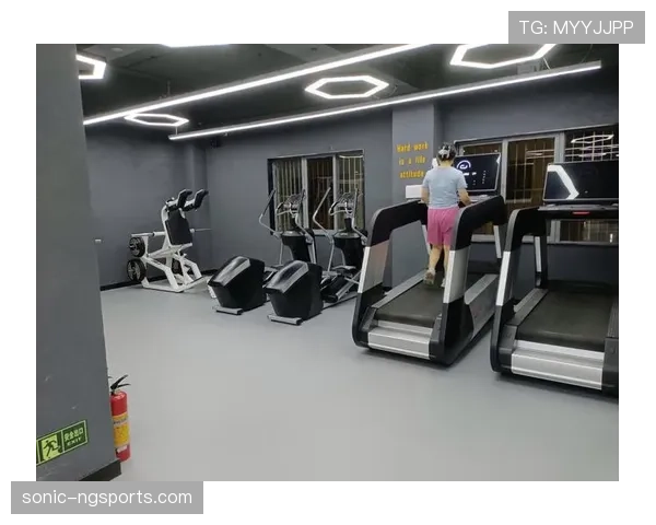 杨威健身房私教都嫌弃他太拼，普通人真看不懂这节奏